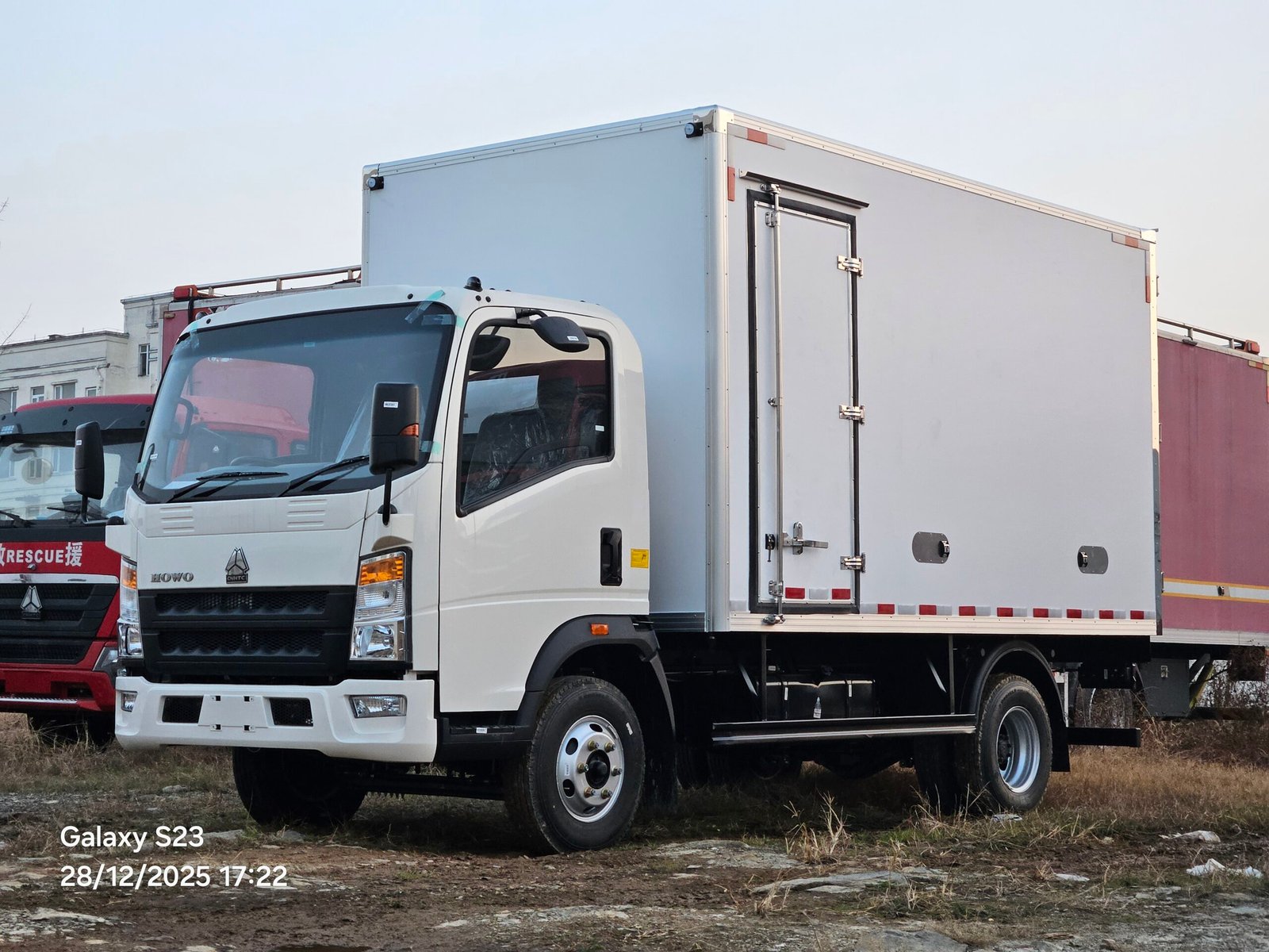 Sinotruk HOWO 4X2 4X4 10 Tons Live Fish Meat Transport Vehicle Refrigerator Box Cooling Refrigerated Truck with Thermo King Freezer - Image 7