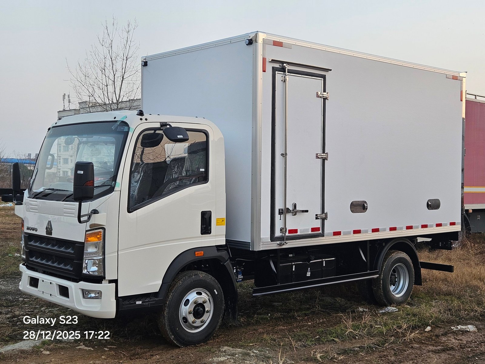 Sinotruk HOWO 4X2 4X4 10 Tons Live Fish Meat Transport Vehicle Refrigerator Box Cooling Refrigerated Truck with Thermo King Freezer - Image 2