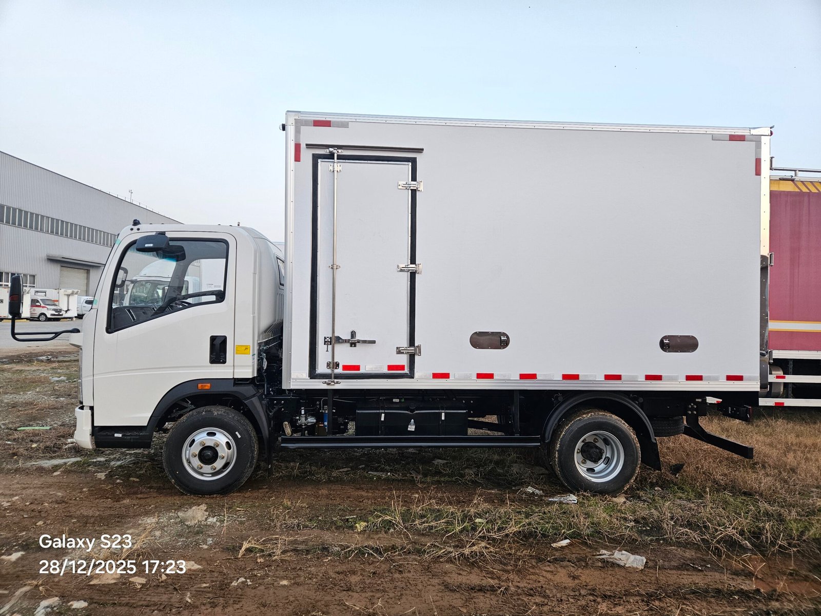 Sinotruk HOWO 4X2 4X4 10 Tons Live Fish Meat Transport Vehicle Refrigerator Box Cooling Refrigerated Truck with Thermo King Freezer - Image 3