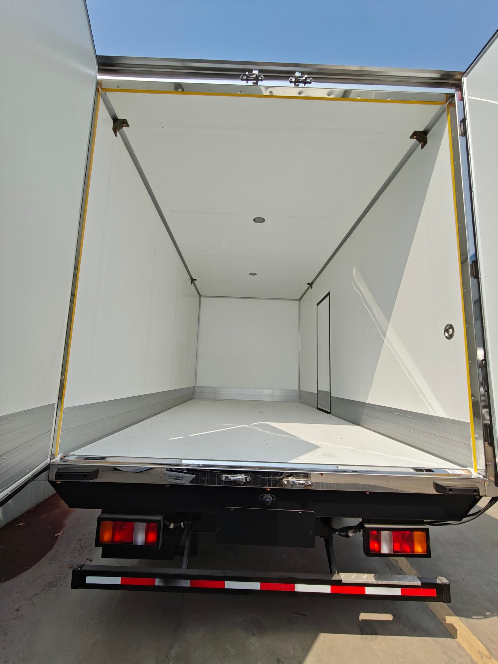 Sinotruk HOWO 4X2 4X4 10 Tons Live Fish Meat Transport Vehicle Refrigerator Box Cooling Refrigerated Truck with Thermo King Freezer - Image 5