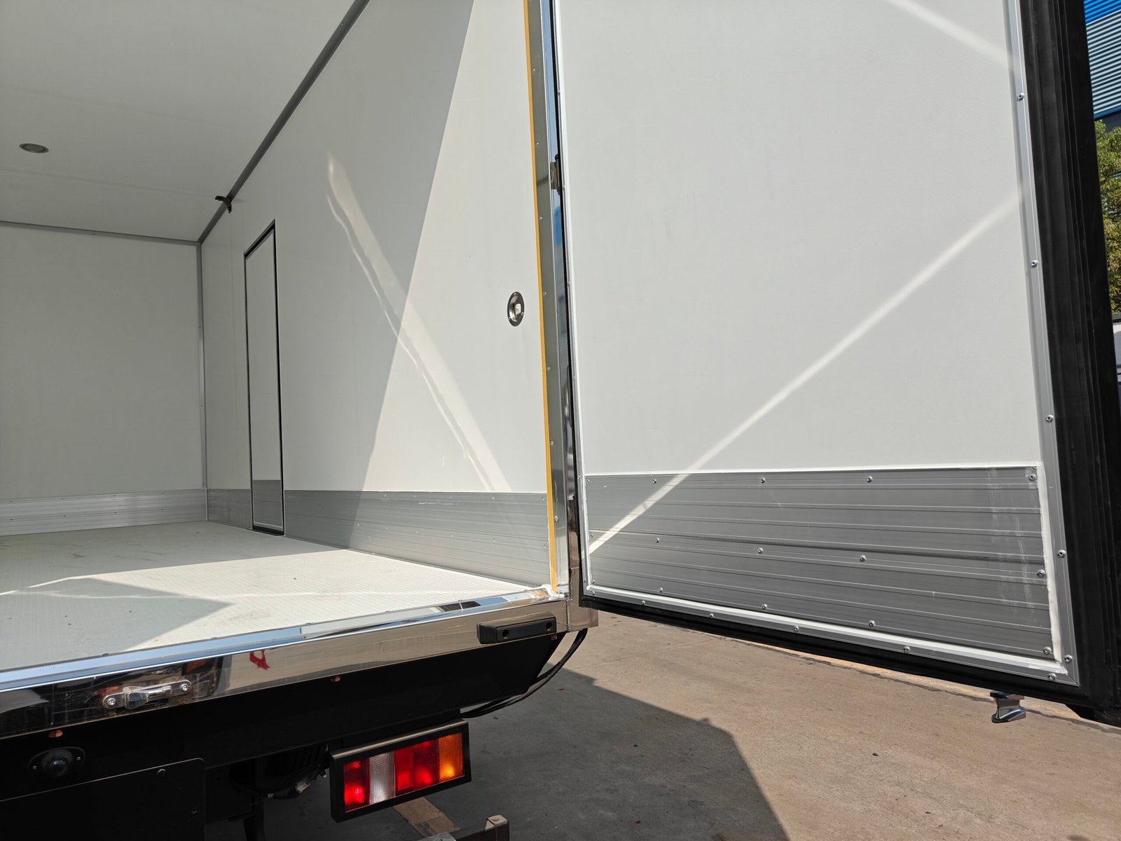 Sinotruk HOWO 4X2 4X4 10 Tons Live Fish Meat Transport Vehicle Refrigerator Box Cooling Refrigerated Truck with Thermo King Freezer - Image 4