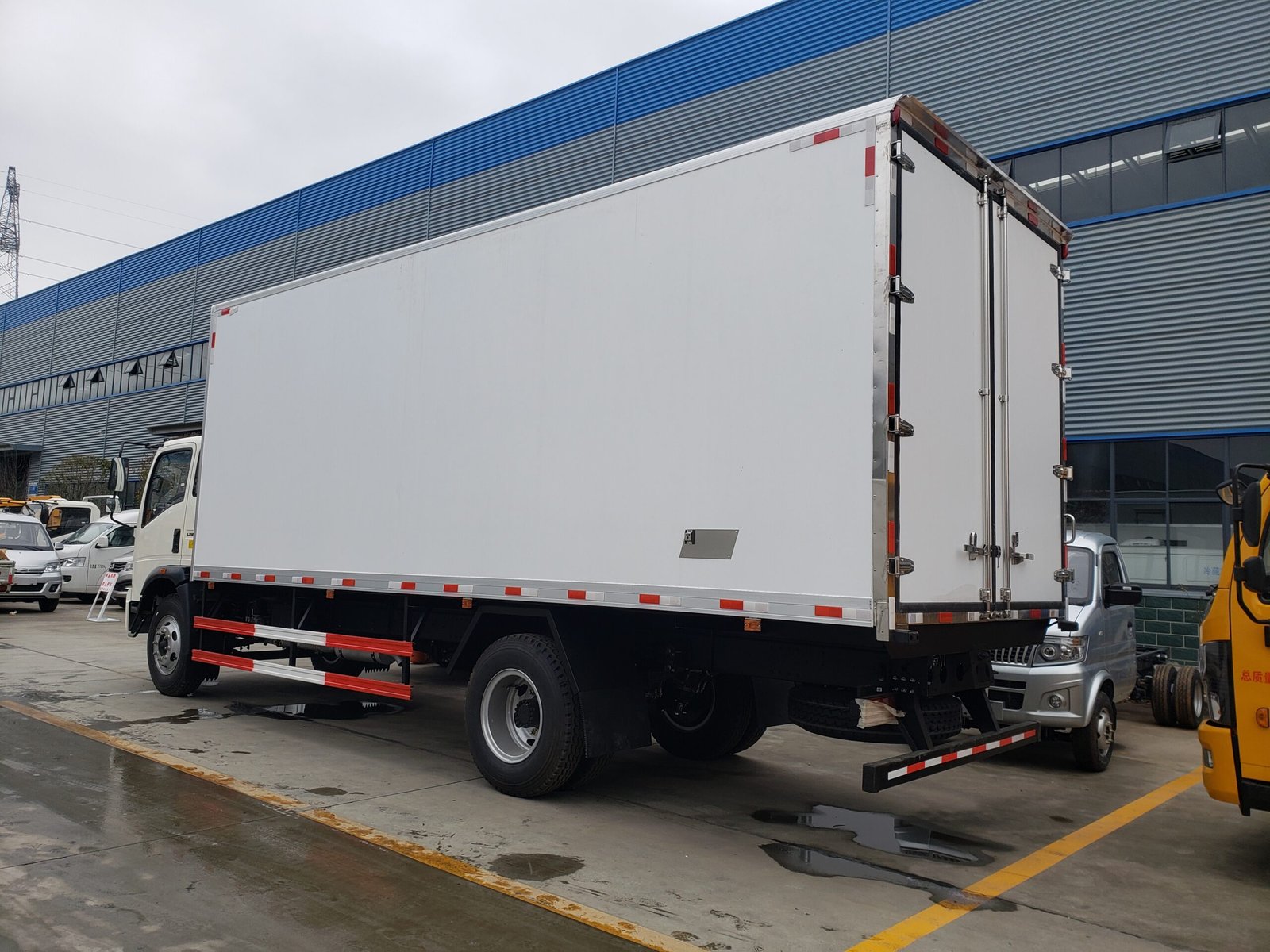 HOWO 6X4 20 Ton Refrigerated Truck for Burkina Faso Sale New Refrigerated Truck for Food Transport - Image 8