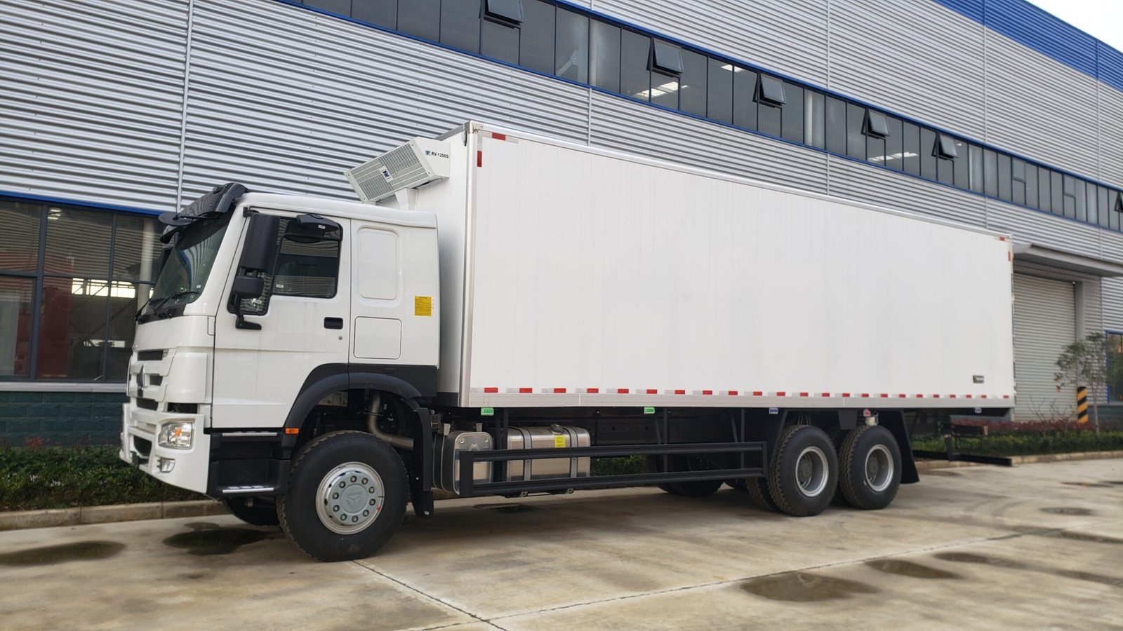 10 wheels HOWO 6m Cargo Box Freezer Refrigerator Van Truck Refrigerator Box Truck - Image 5