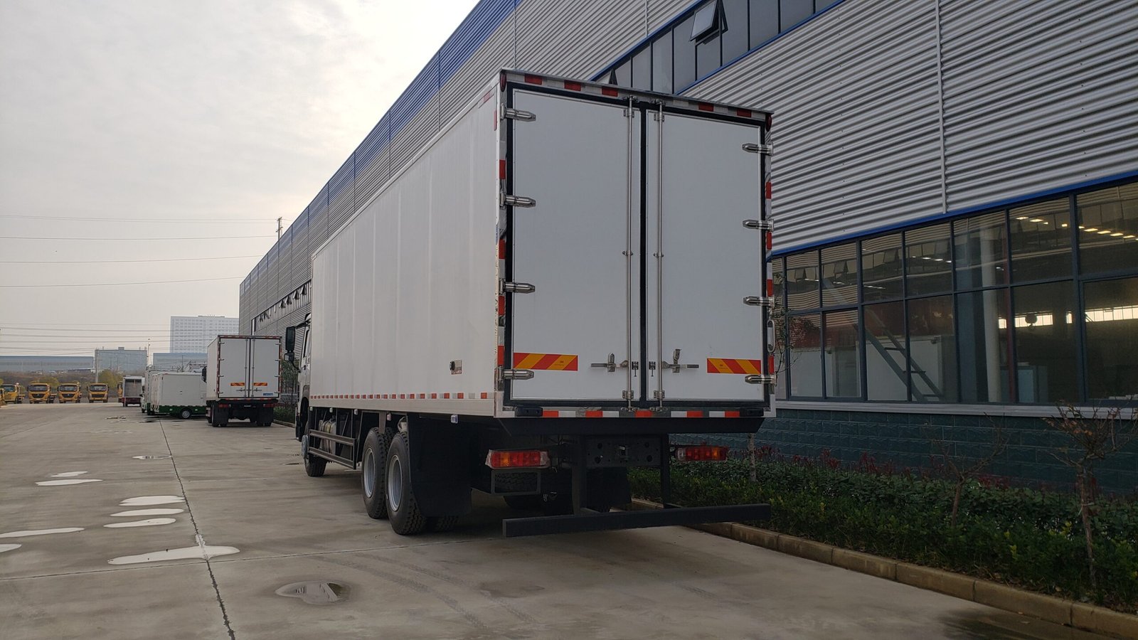 10 wheels HOWO 6m Cargo Box Freezer Refrigerator Van Truck Refrigerator Box Truck - Image 6