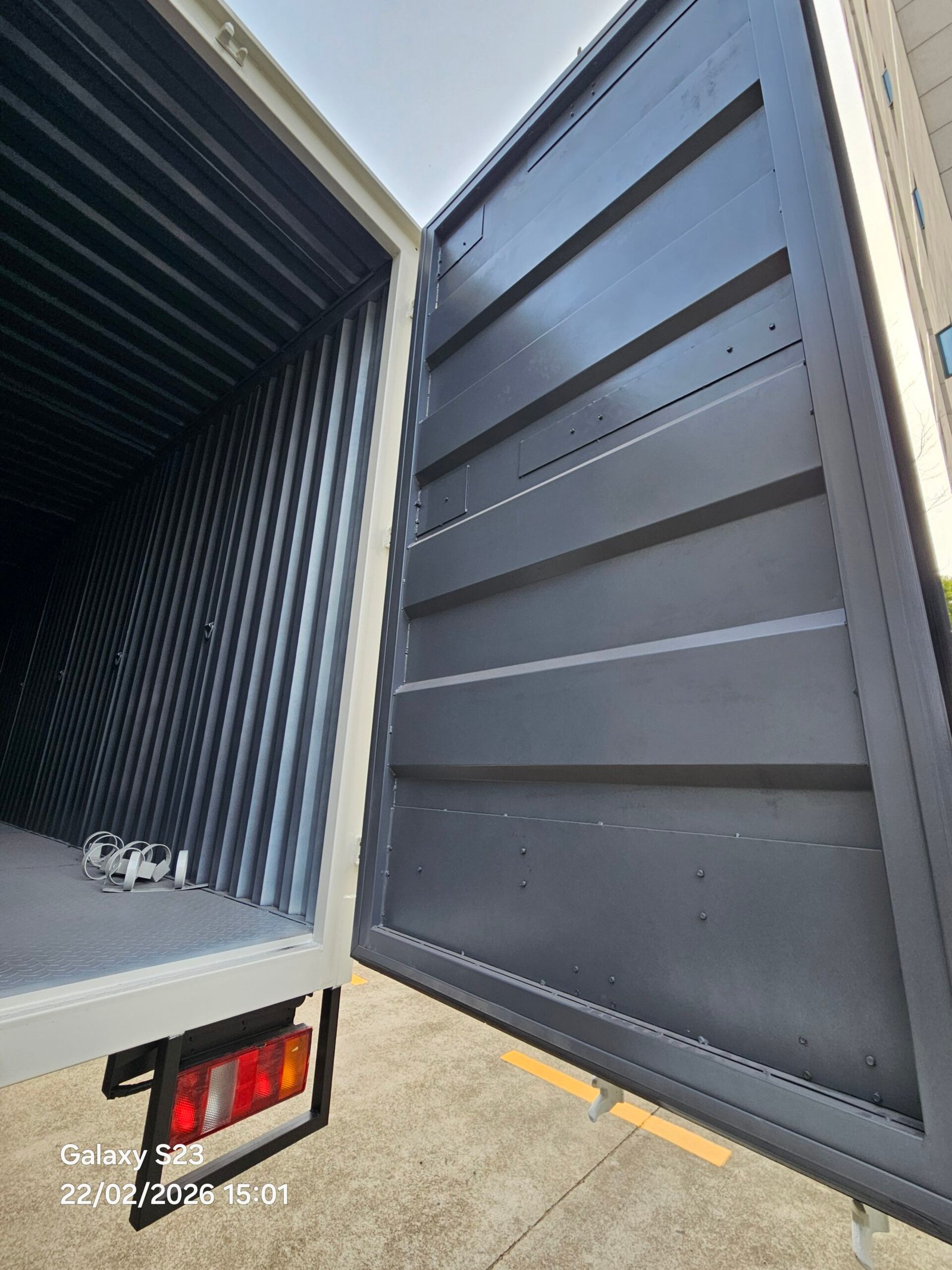 4ton/5ton/6ton Light Van Cargo Truck Commercial with Rear Hydraulic Lifting Platform - Image 9