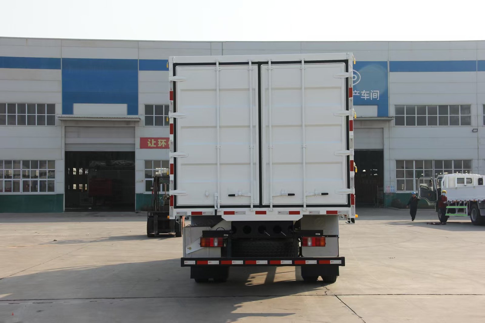 4ton/5ton/6ton Light Van Cargo Truck Commercial with Rear Hydraulic Lifting Platform - Image 4