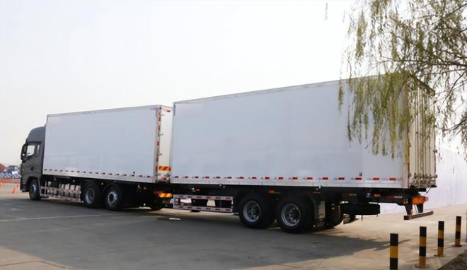 3axles Freezer Refrigerator Box Truck with Freezer Food Refrigerated Semi-Trailer Double-axis trailer Refrigerated truck - Image 8