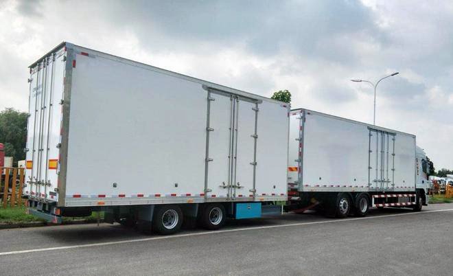 HOWO Double Cab 4X2 Small Refrigerated Meat Vegetable Freezer Truck - Image 10