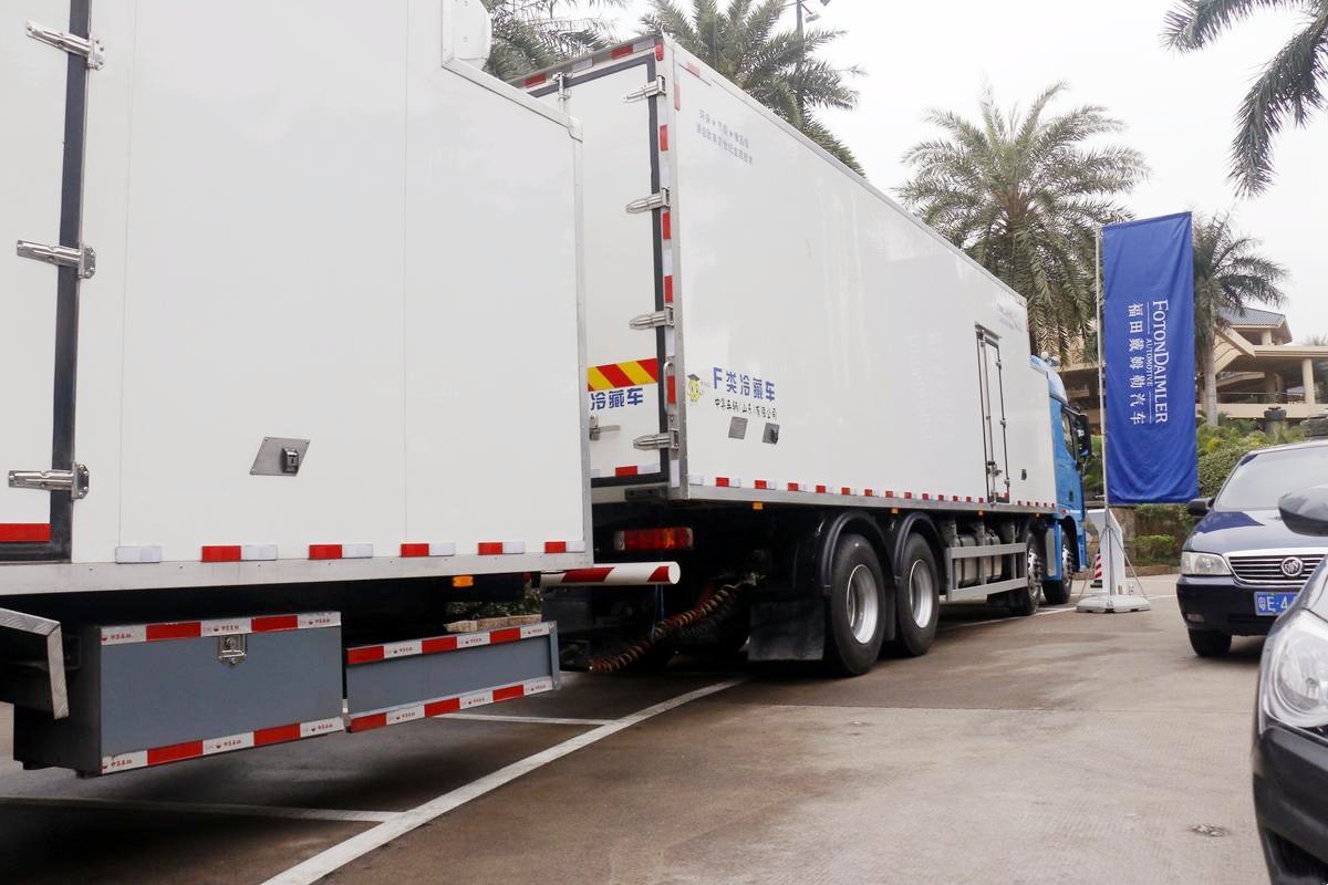 3axles Freezer Refrigerator Box Truck with Freezer Food Refrigerated Semi-Trailer Double-axis trailer Refrigerated truck - Image 7