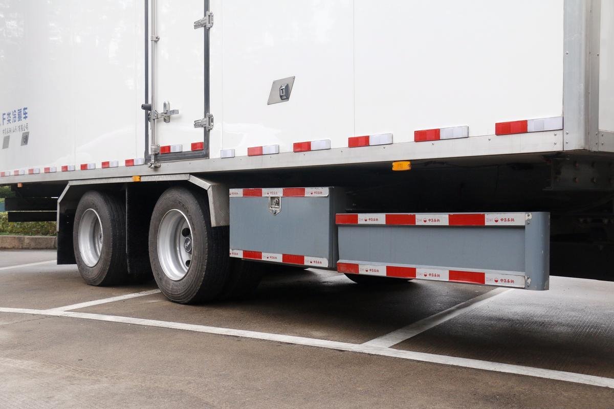3axles Freezer Refrigerator Box Truck with Freezer Food Refrigerated Semi-Trailer Double-axis trailer Refrigerated truck - Image 6