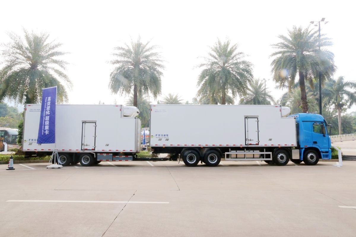 3axles Freezer Refrigerator Box Truck with Freezer Food Refrigerated Semi-Trailer Double-axis trailer Refrigerated truck - Image 5