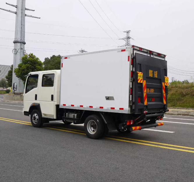 HOWO Double Cab 4X2 Small Refrigerated Meat Vegetable Freezer Truck - Image 7